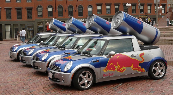 Autos promocionales de Red Bull (Foto:https://www.motorafondo.net/los-coches-promocionales-de-red-bull/)