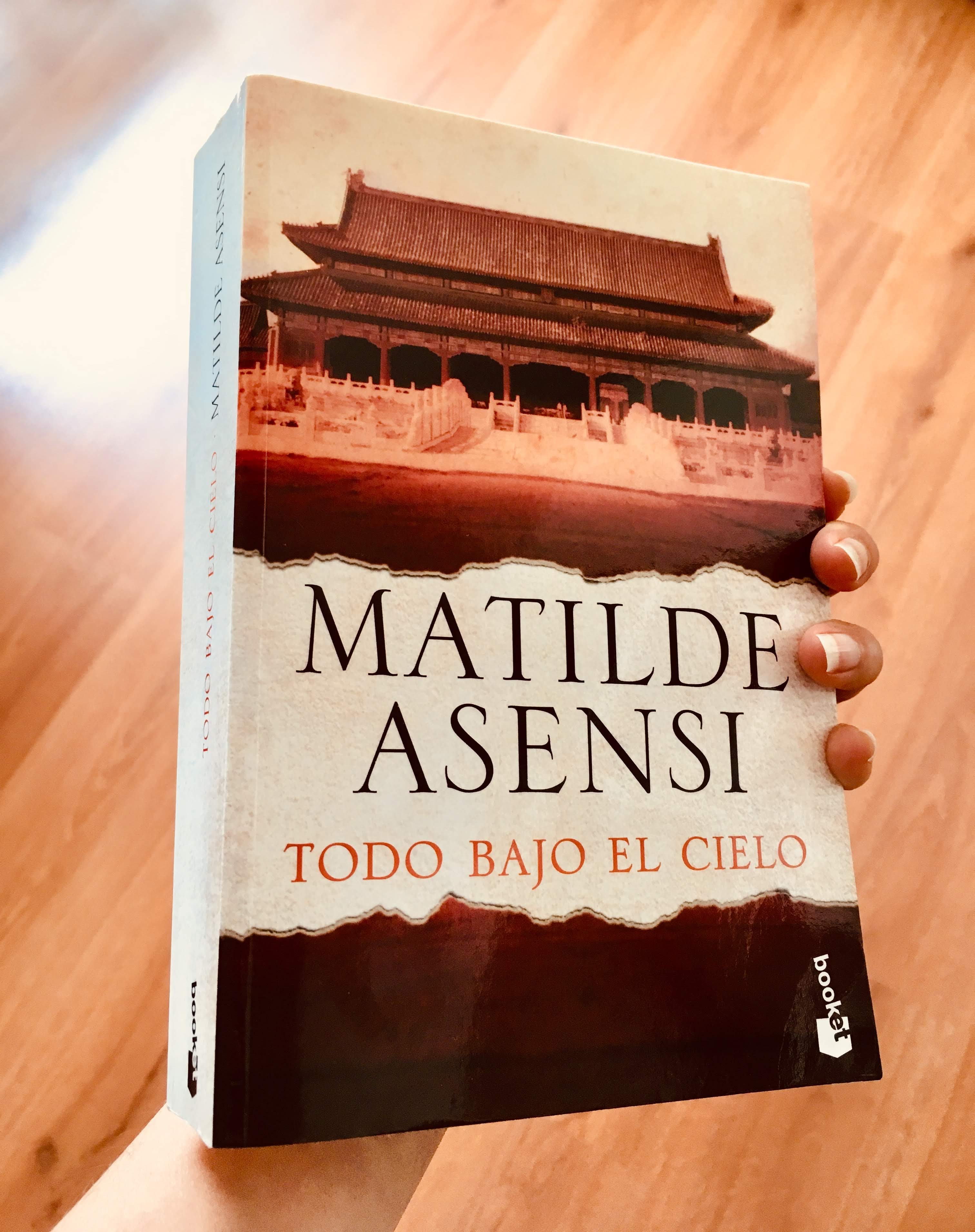 Portada del libro "Todo bajo el cielo" de Matilde Asensi. (Foto: Sandra Ramírez Checnes)